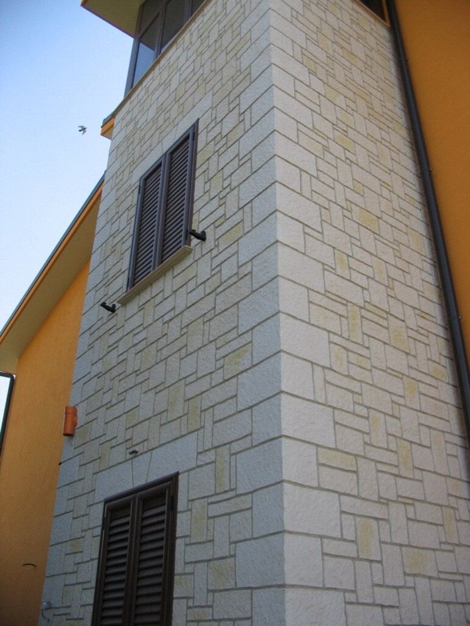 facciata di una palazzina con intonaco stampato