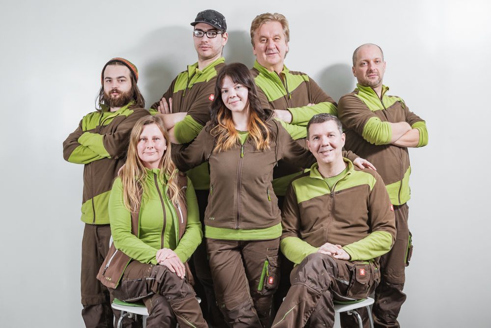 Gruppenfoto des Teams von FAIR TRANSPORT (7 Personen) in Arbeitskleidung.