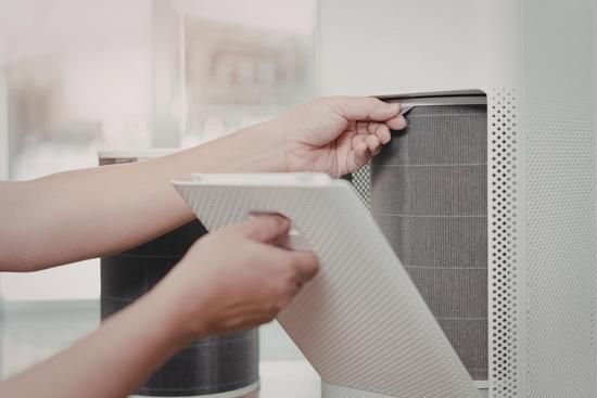 A wooden fence is sitting in the middle of a grassy field.