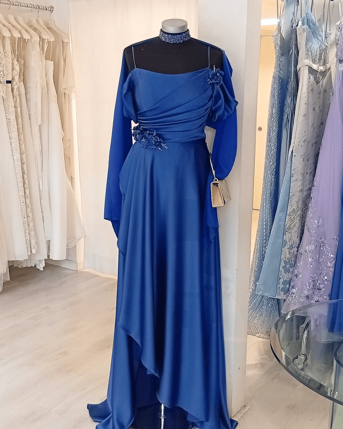 Un vestito blu è su un manichino in un negozio.