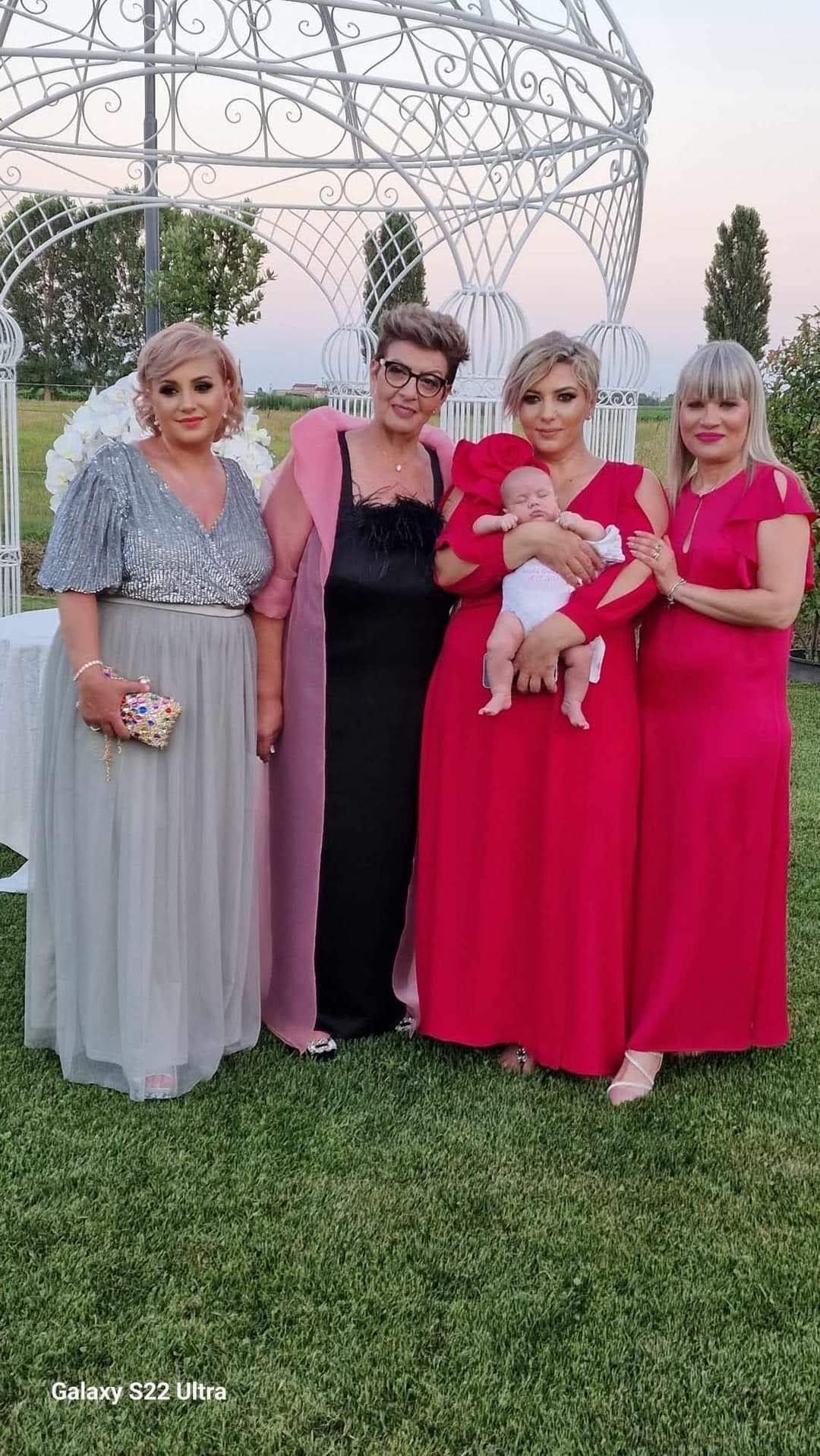 Un gruppo di donne posa per una foto con un bambino.