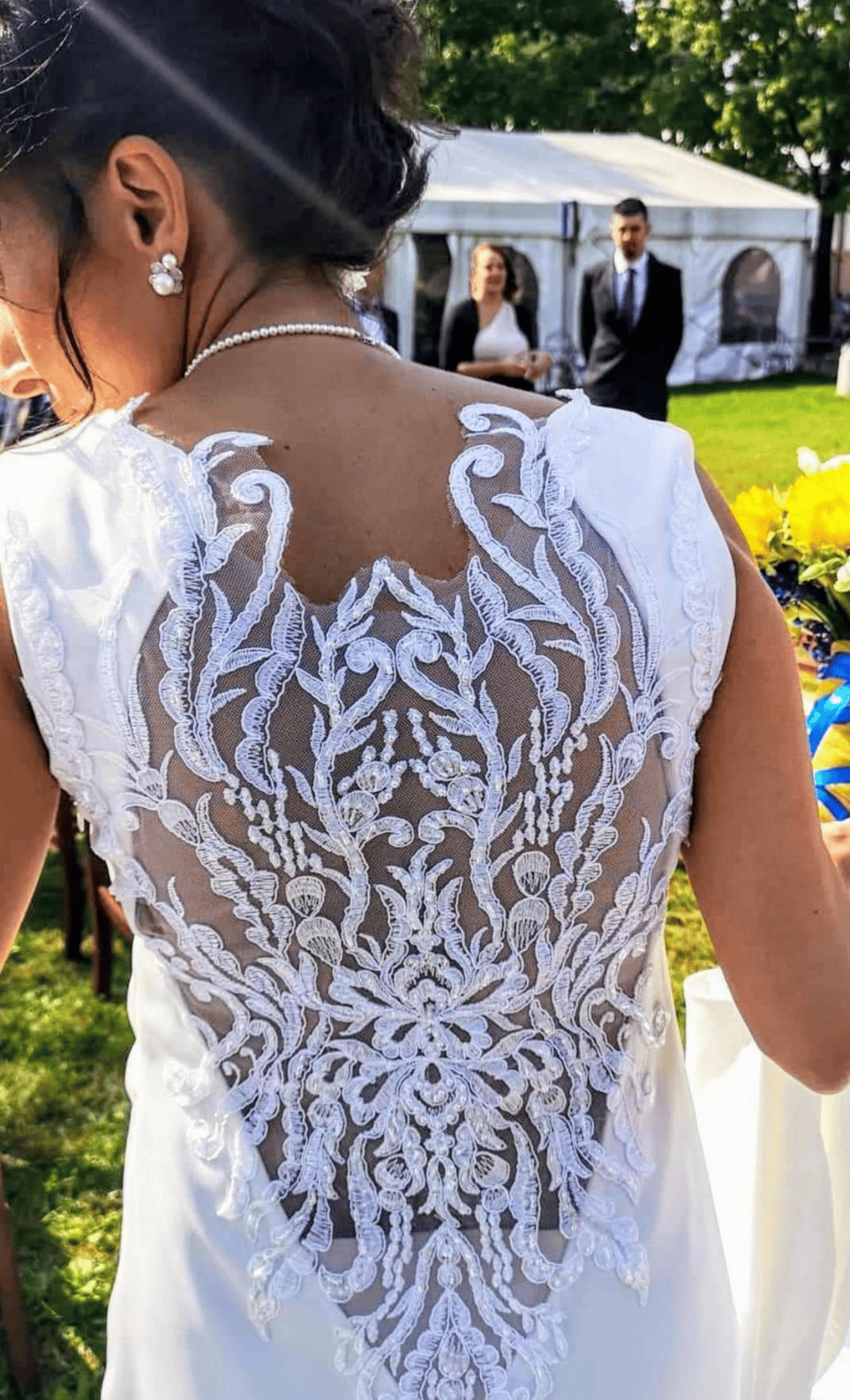 Viene mostrata la parte posteriore dell'abito da sposa di una sposa.