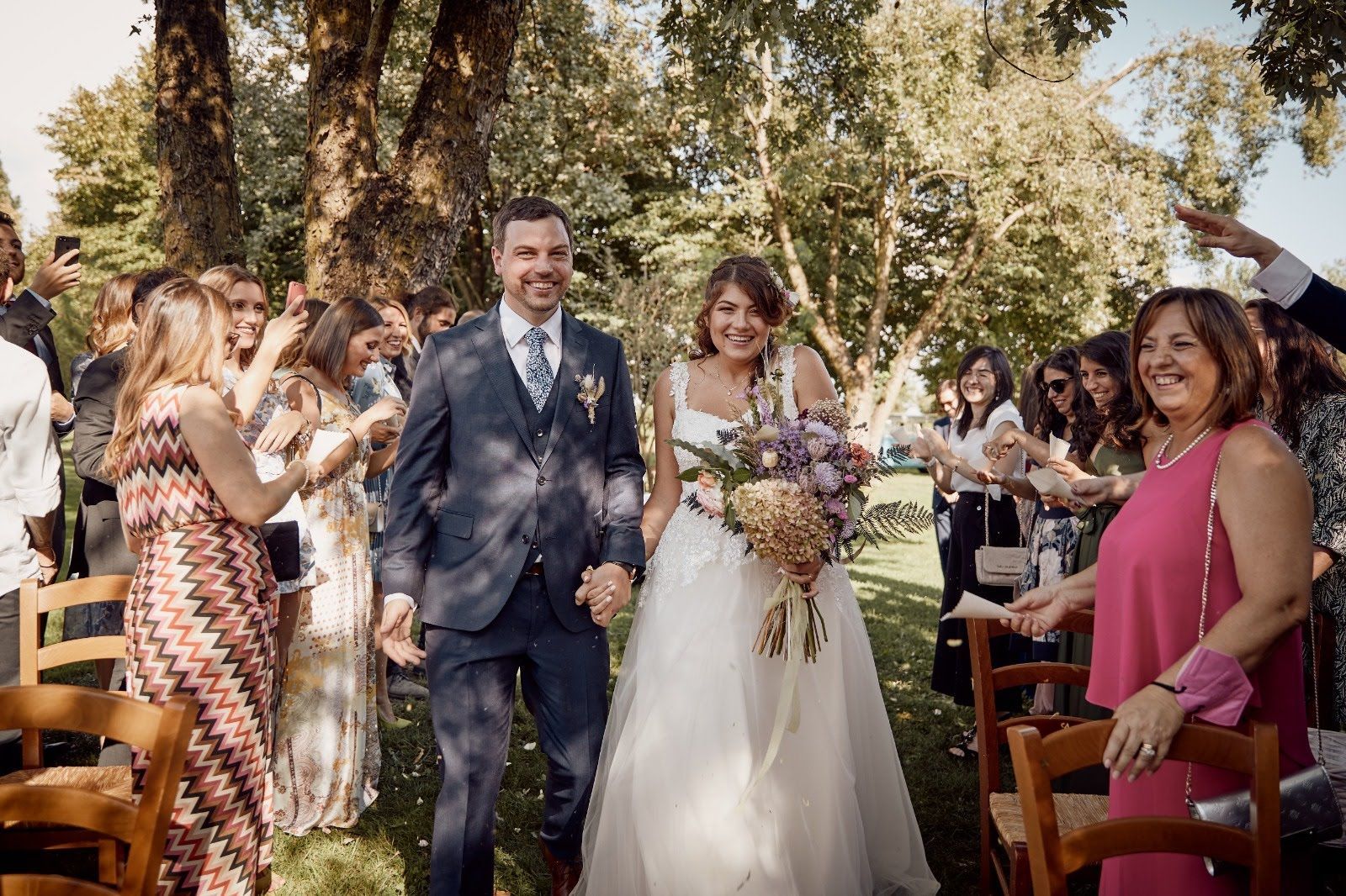 Una sposa e uno sposo stanno percorrendo la navata per il loro matrimonio.