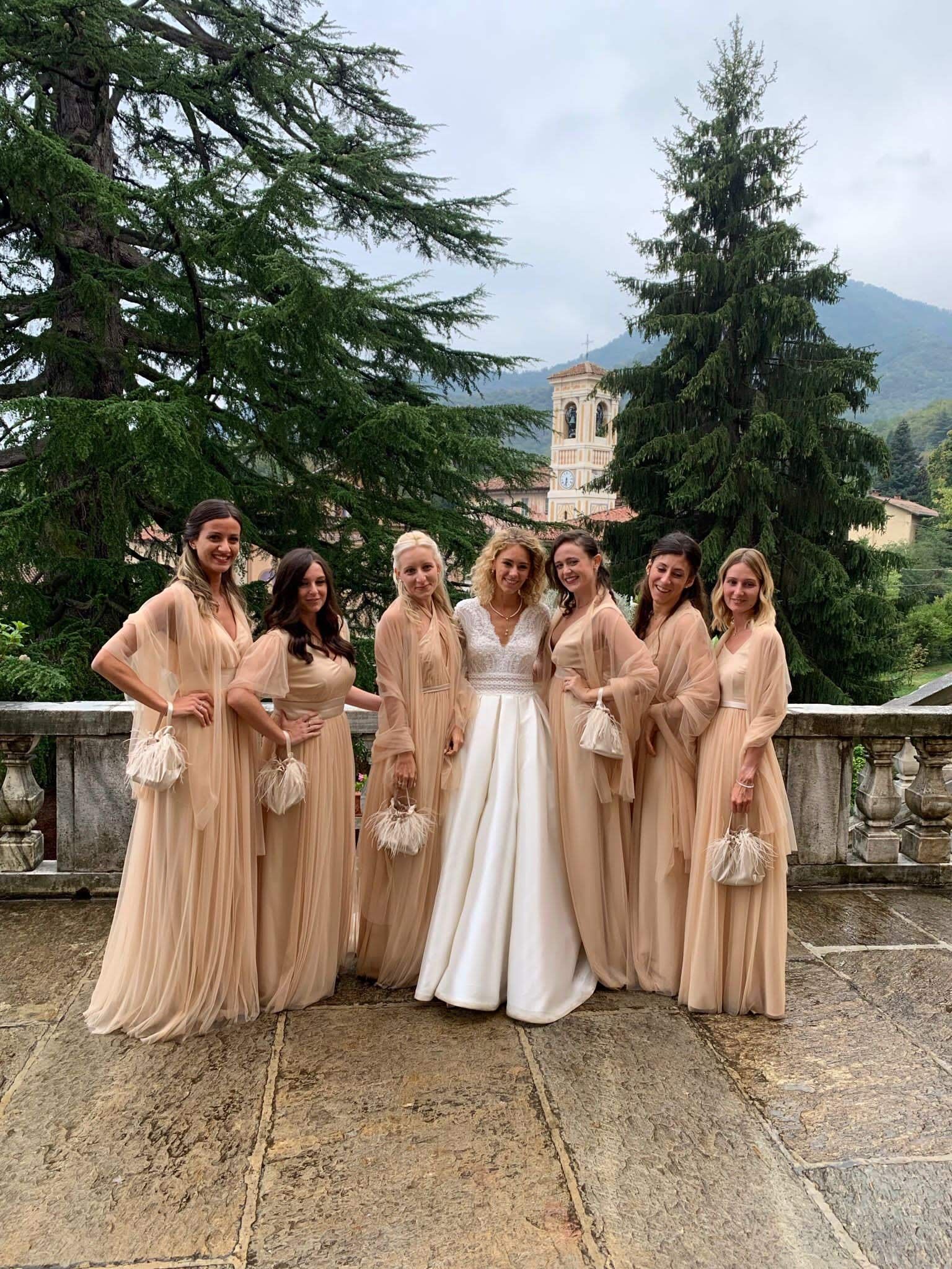 Una sposa e le sue damigelle posano per una foto.