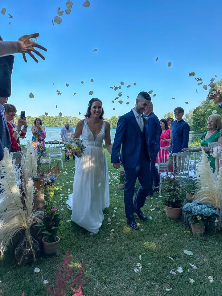 Una sposa e uno sposo stanno percorrendo la navata per il loro matrimonio.