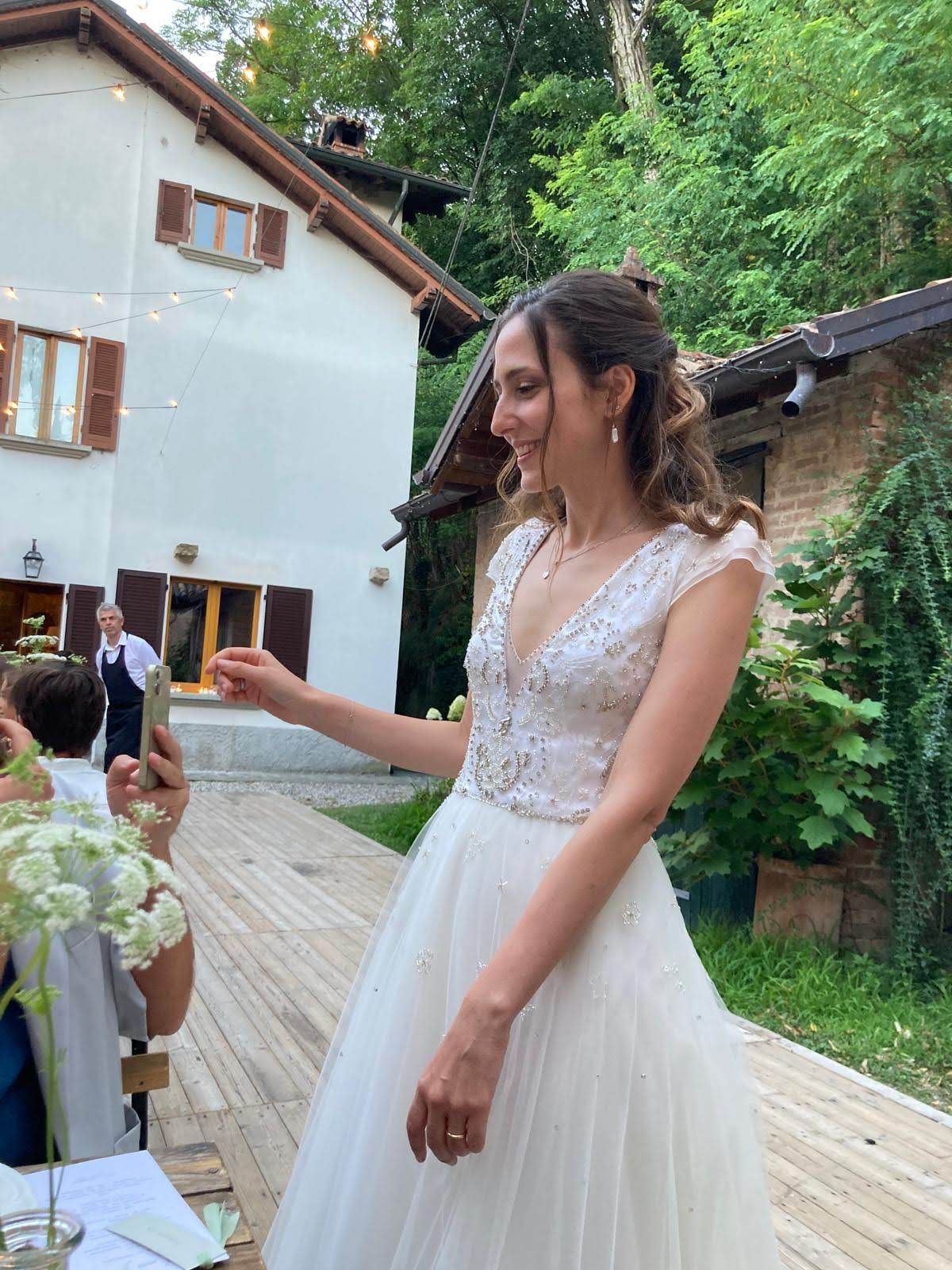 Una donna in abito da sposa si scatta una foto.