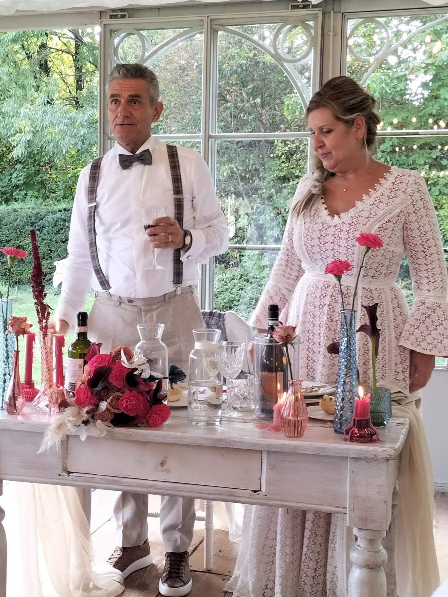 Un uomo e una donna sono in piedi attorno a un tavolo.