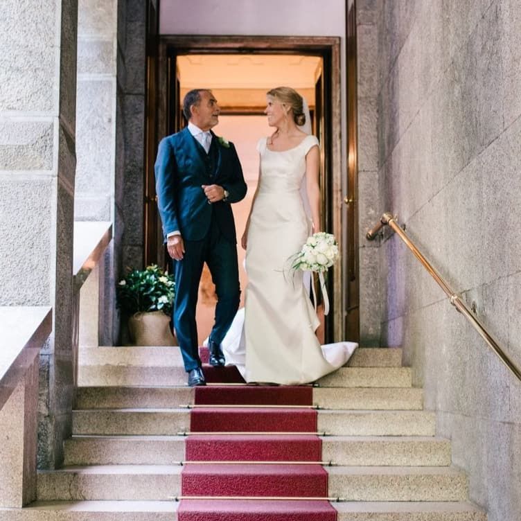 Una sposa e uno sposo stanno scendendo una rampa di scale