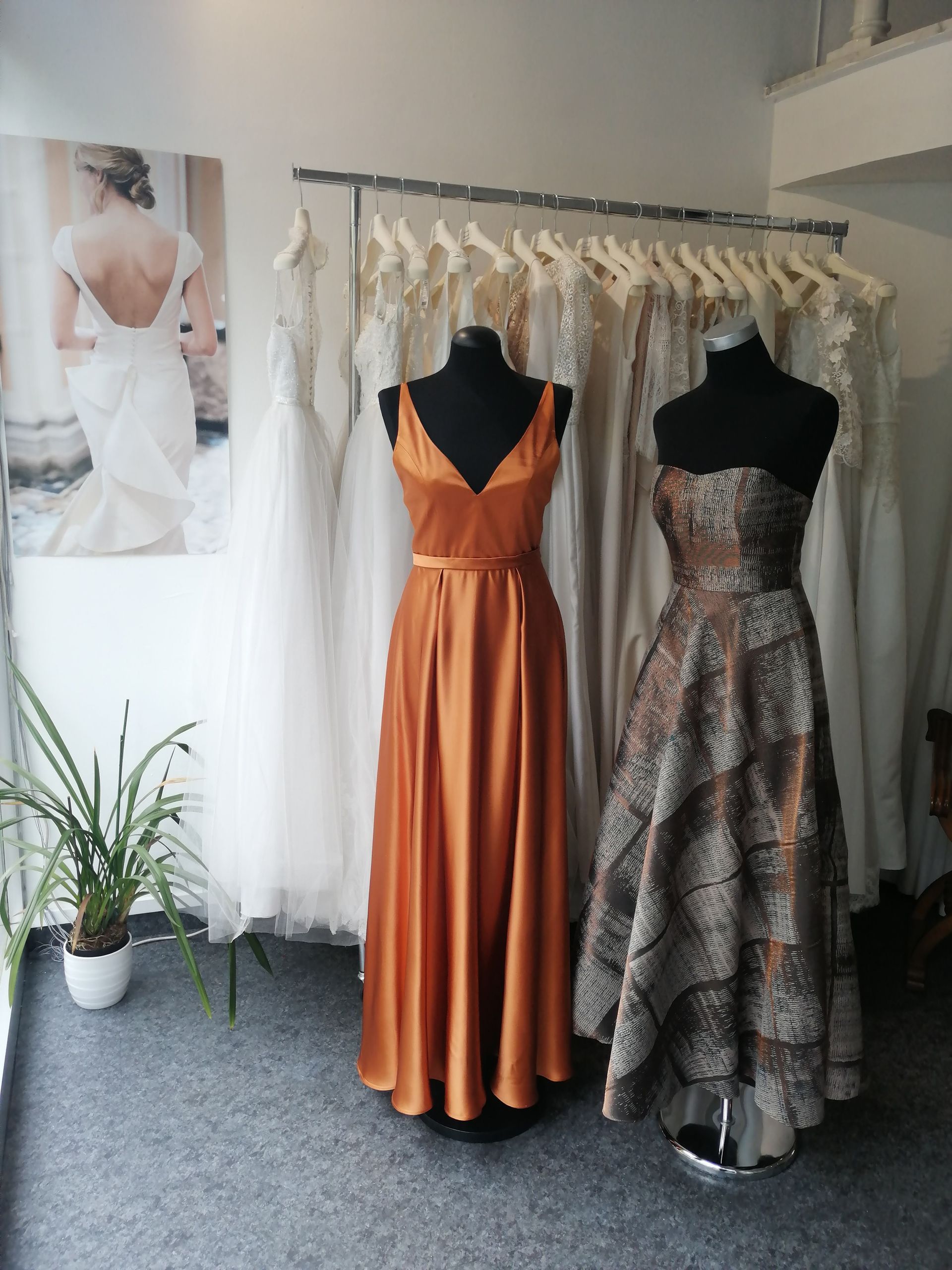 Due manichini che indossano abiti diversi in un negozio