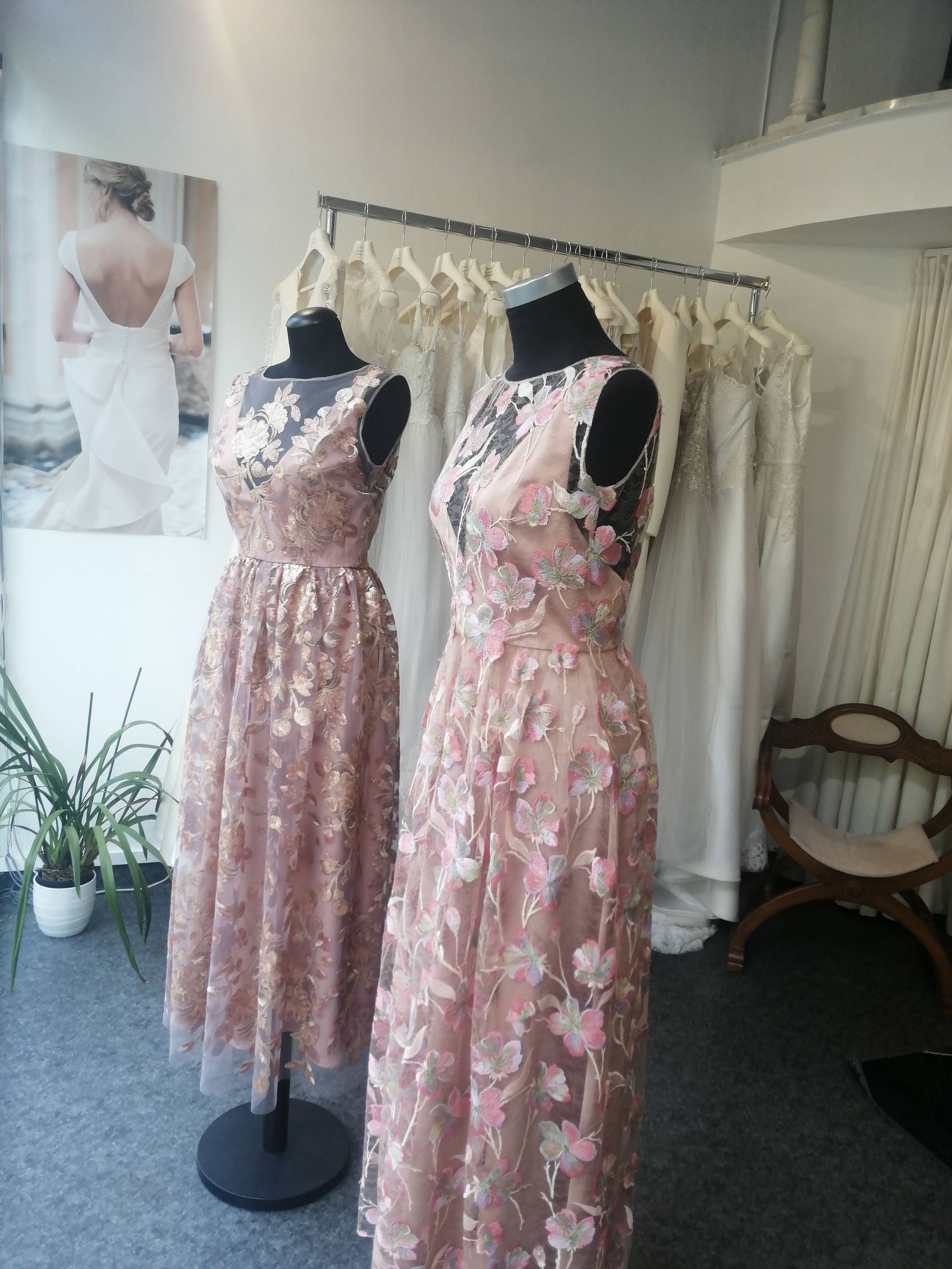 Due abiti rosa su manichini in un negozio