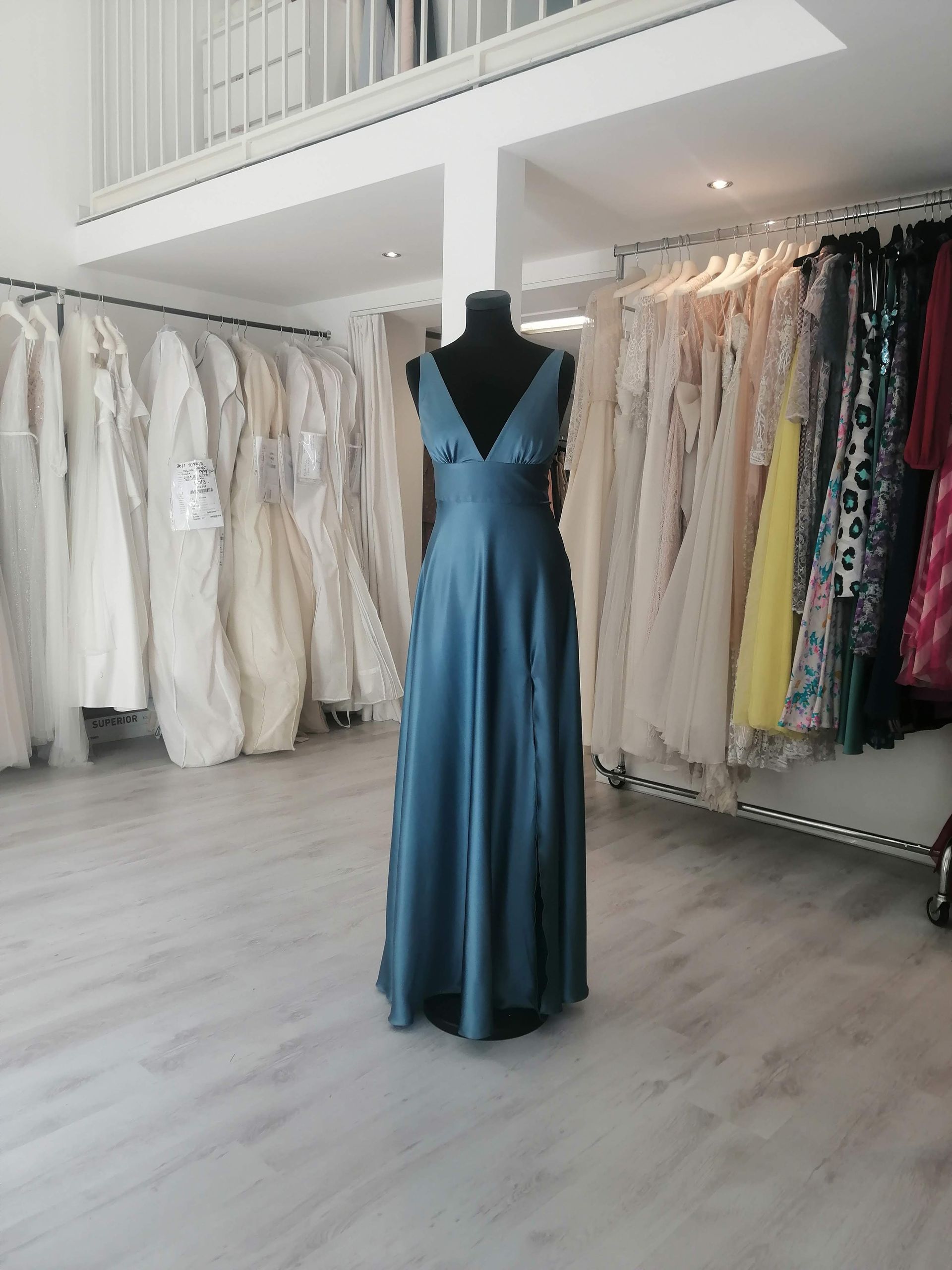 Un vestito blu è su un manichino in un negozio.