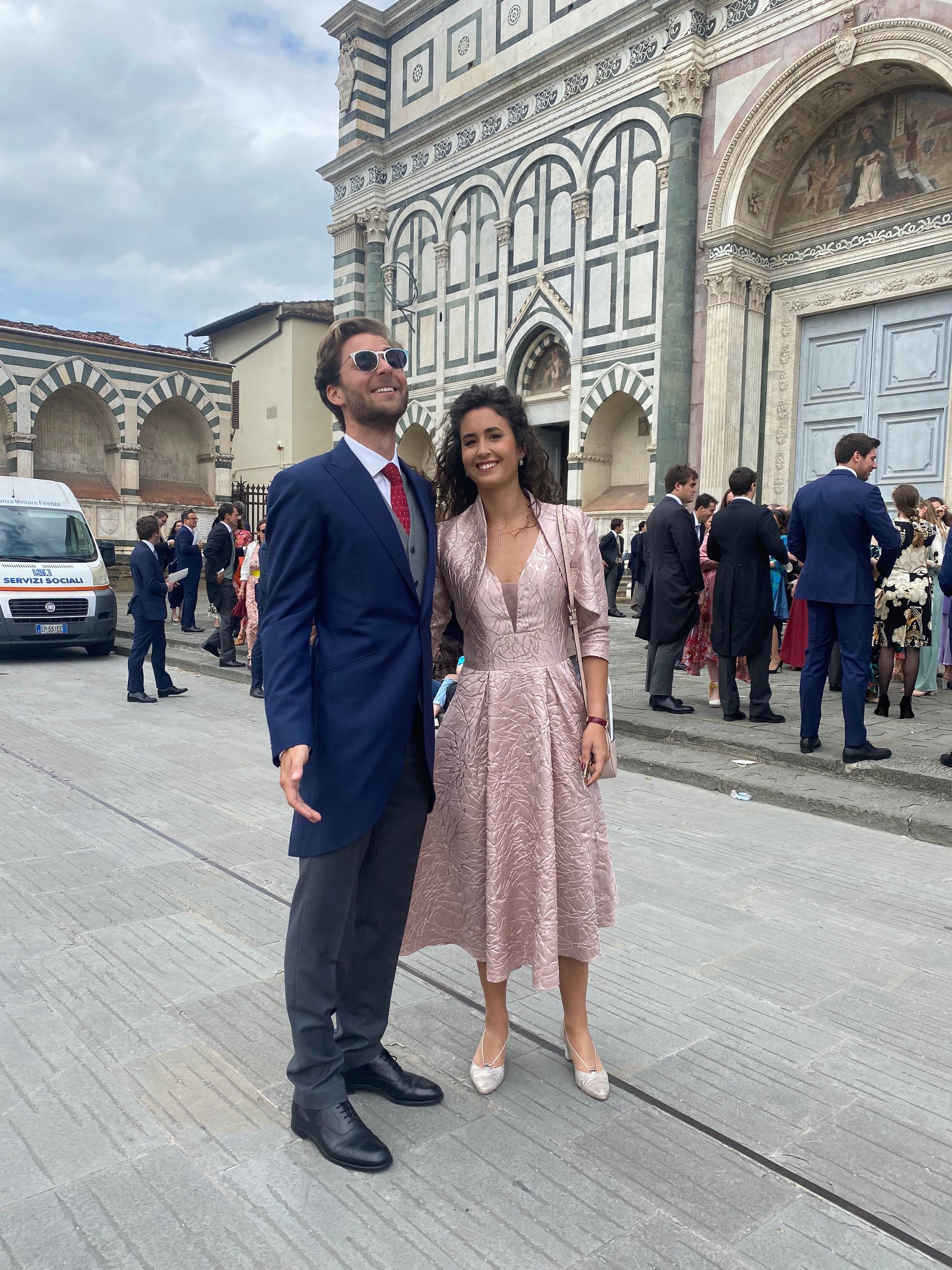 Un uomo e una donna sono in piedi davanti a una chiesa.