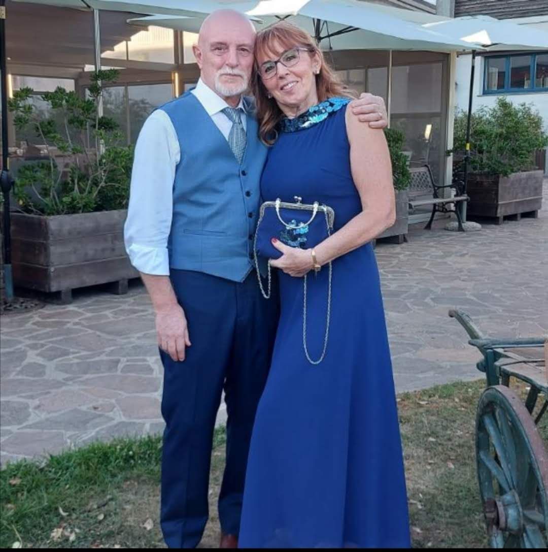 Un uomo e una donna posano per una foto