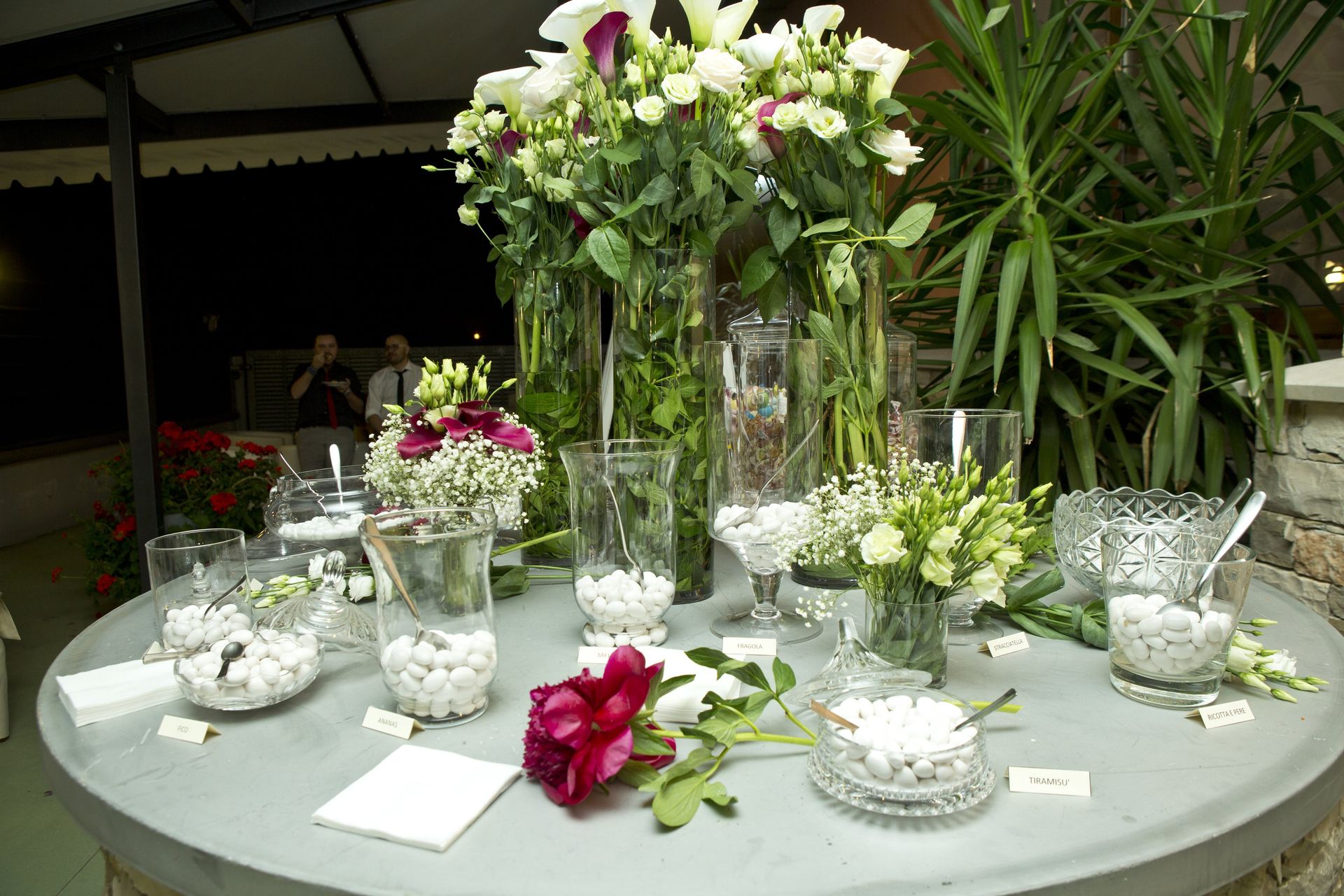 tavolo con fiori nel mezzo