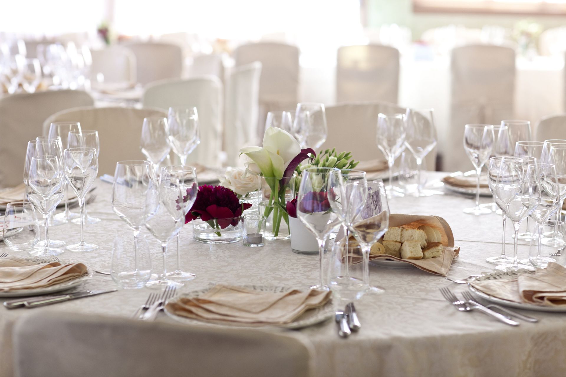 bicchieri e posate su di una tavola