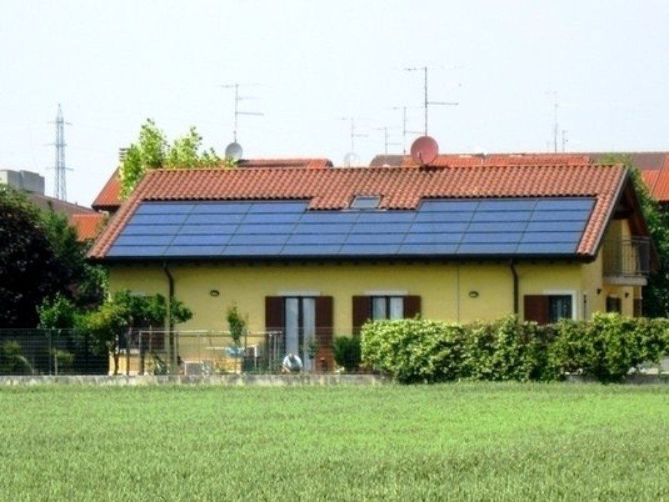 casa in campagna con pannelli fotovoltaici sul tetto