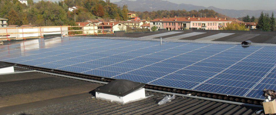 impianto fotovoltaico installato su un tetto