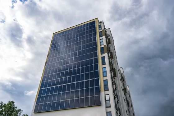 pannelli fotovoltaici sul lato di un palazzo