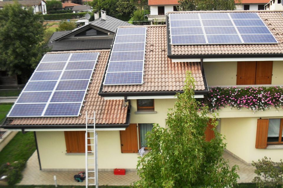casa su tre piani con impianto fotovoltaico