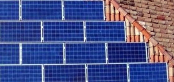 pannelli fotovoltaici blu su un tetto