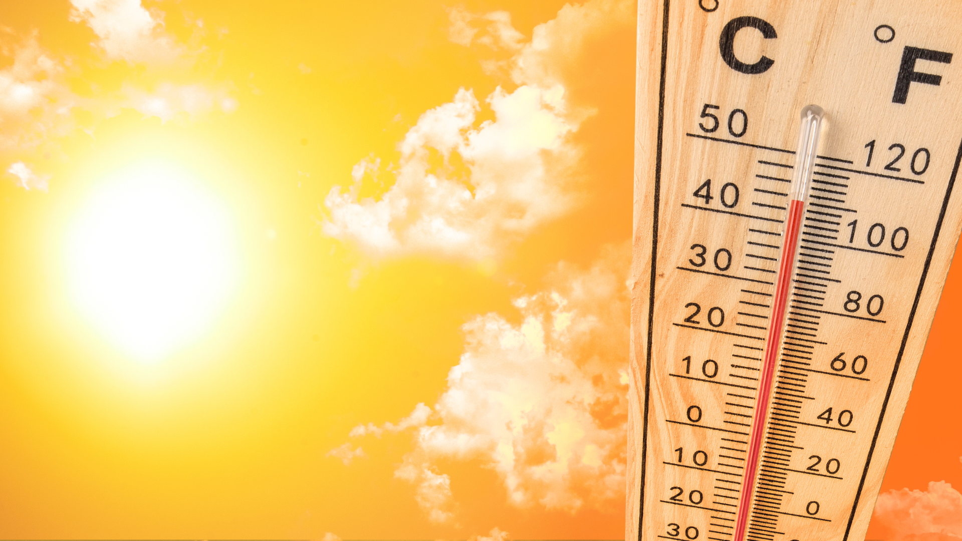 Sole estivo intenso e termometro con temperature elevate: rappresentazione visiva del calore eccessi