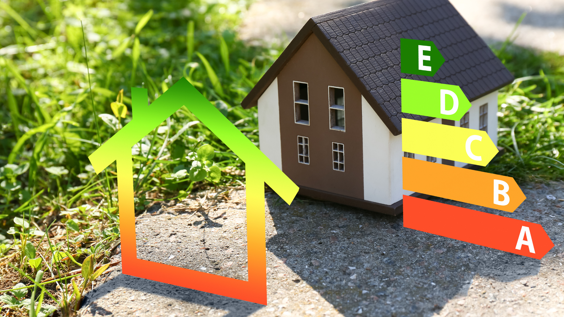 Casa in miniatura con frecce energetiche colorate: simbolo dei consumi elettrici domestici.