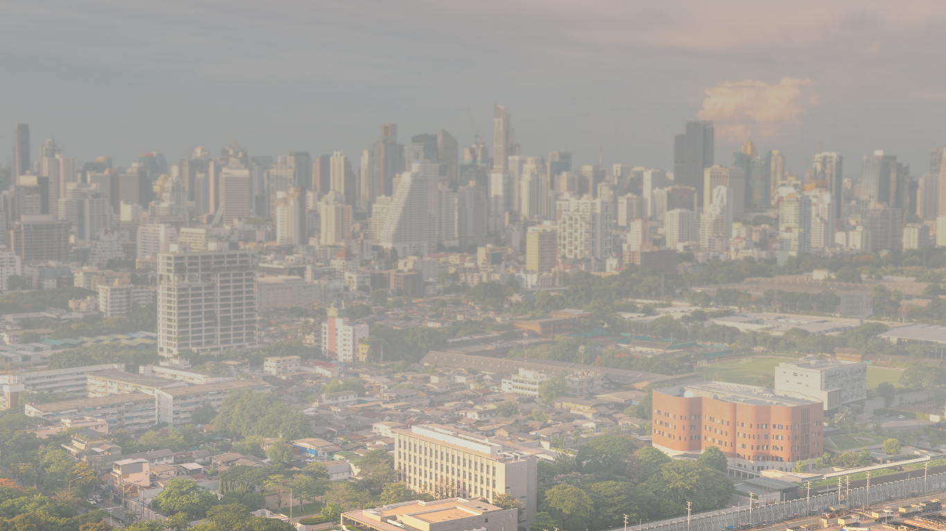 Skyline urbano con smog, simbolo dell’inquinamento atmosferico causato dall’uso intensivo di energia