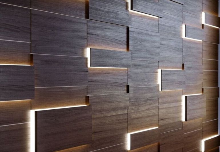 Parete con pannelli in legno e illuminazione lineare luminosa.
