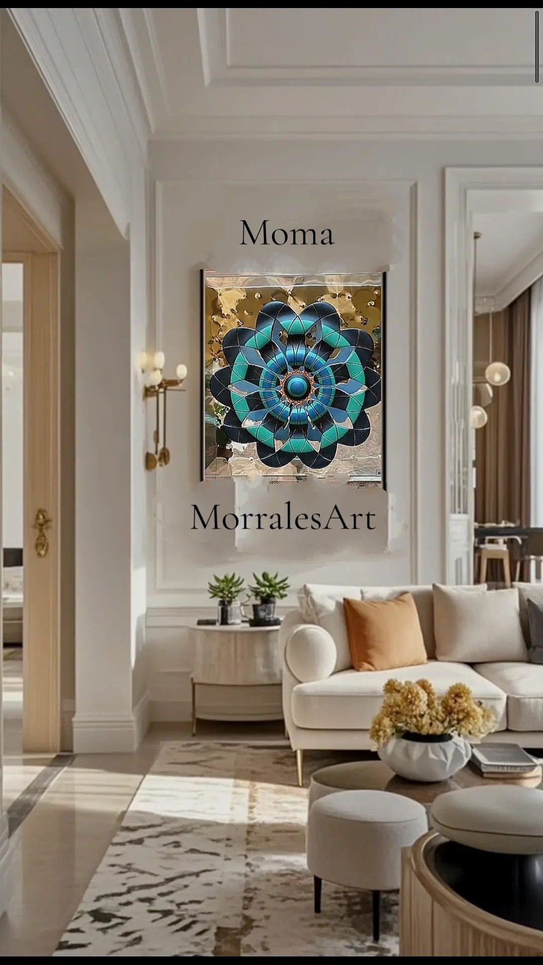 Soggiorno con grande opera d'arte raffigurante un mandala color verde acqua e oro, divano beige e luce naturale.