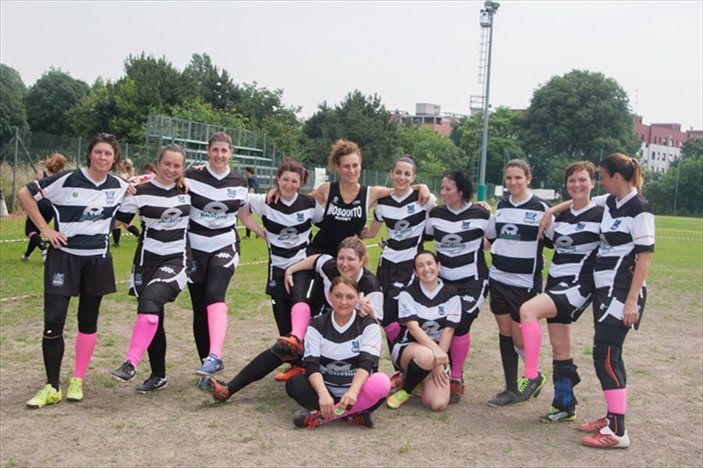 Un gruppo di calciatrici che posano per una foto