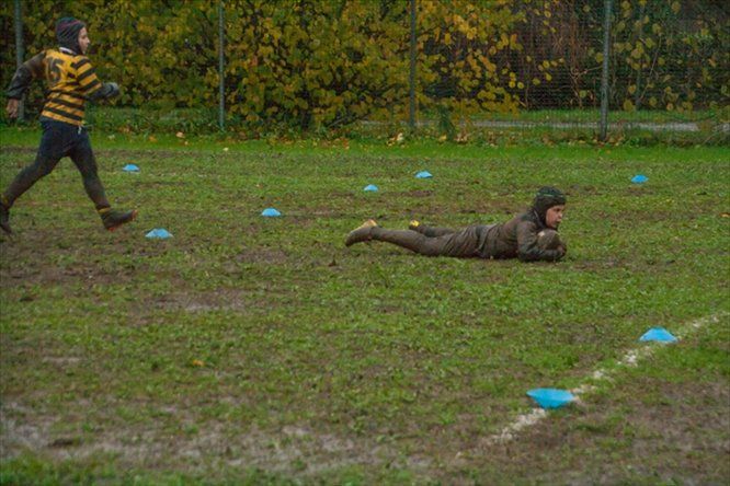 Una persona è sdraiata a terra su un campo da calcio.