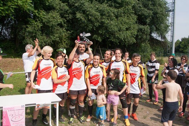 Un gruppo di giocatori di calcio posa per una foto mentre tengono in mano un trofeo.