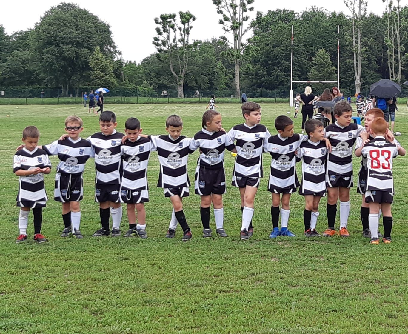 Un gruppo di ragazzi è in fila in un campo.