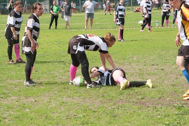Un gruppo di persone sta giocando una partita di rugby su un campo.