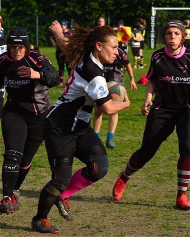 Una giocatrice di rugby che indossa una maglia con la scritta Lady Lover