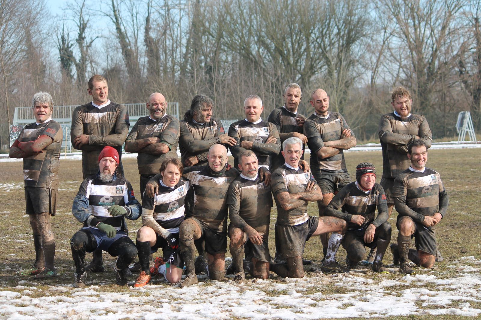 Un gruppo di uomini che posano per una foto con le braccia incrociate