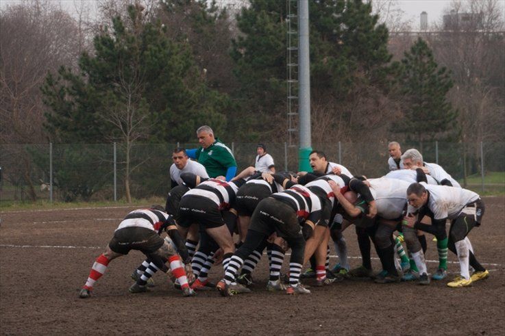 Un gruppo di giocatori di rugby sono ammassati insieme su un campo