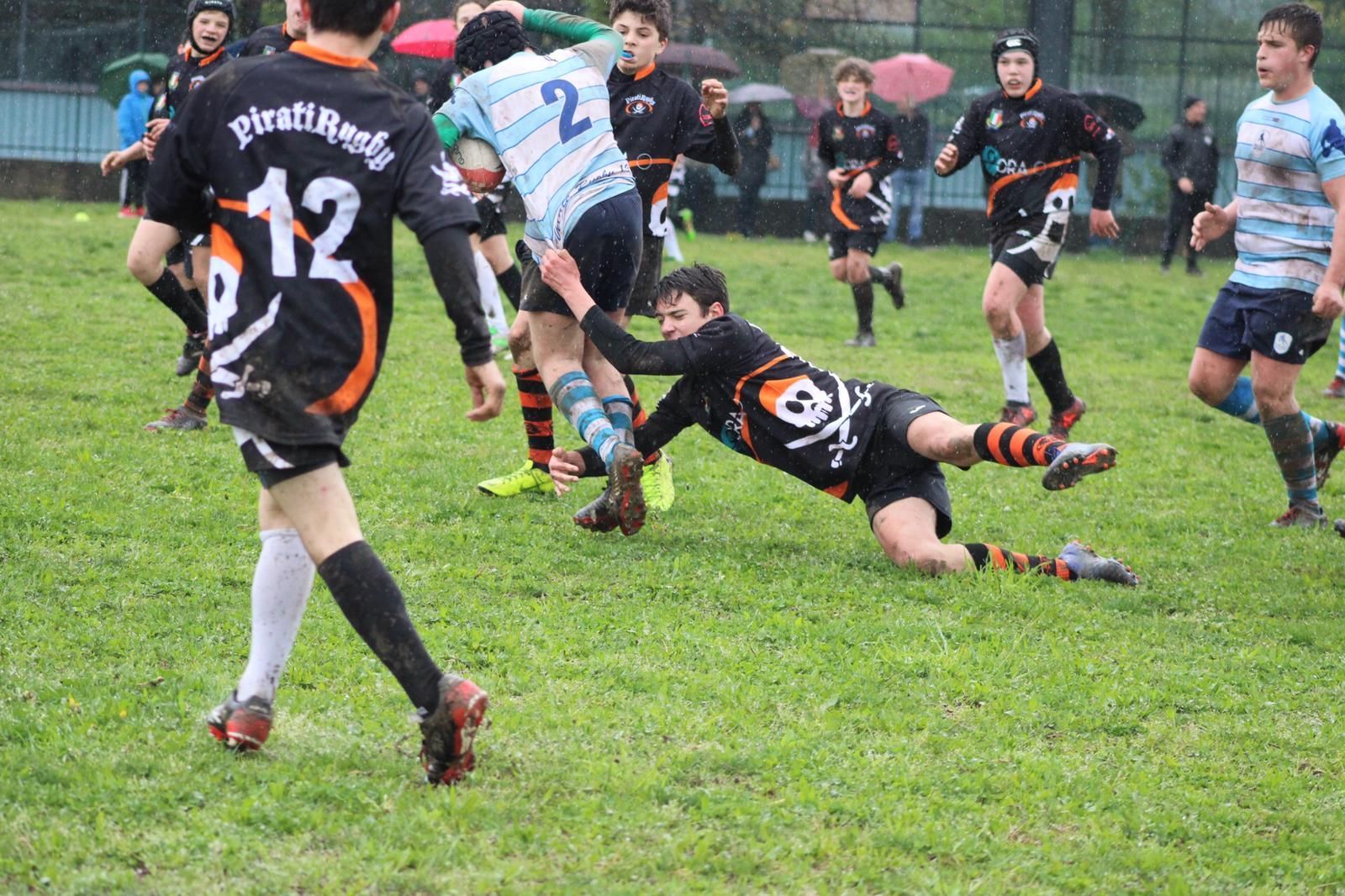 Un gruppo di giovani uomini sta giocando a rugby su un campo.