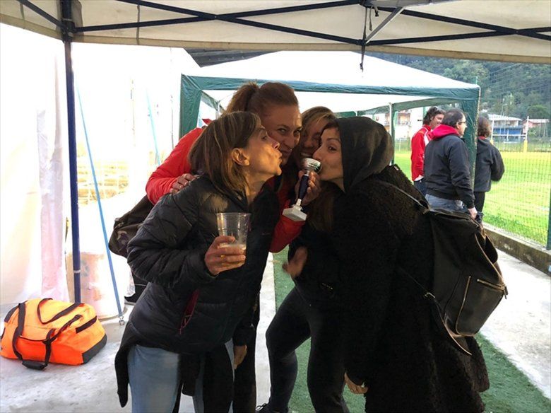 Un gruppo di donne posa per una foto sotto una tenda