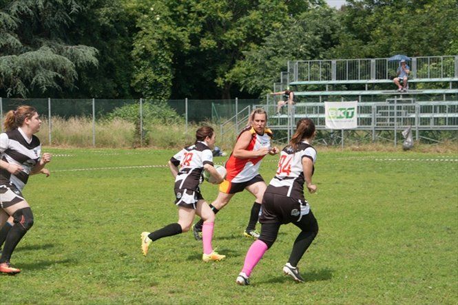 Un gruppo di donne sta giocando una partita di rugby su un campo.