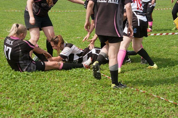 Una calciatrice con il numero 17 sulla maglia