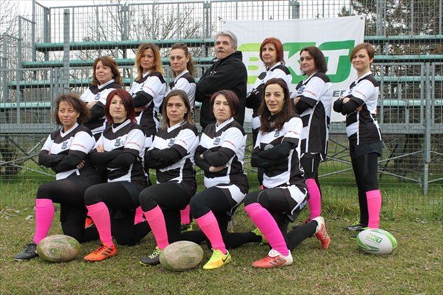 Un gruppo di giocatrici di rugby che posano per una foto
