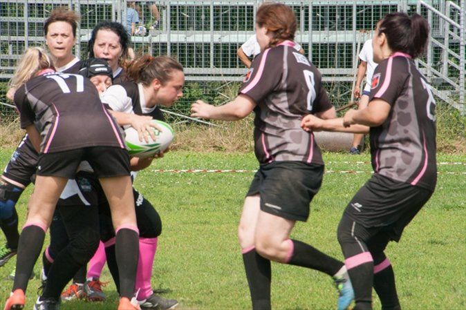 Un gruppo di donne sta giocando una partita di rugby su un campo.