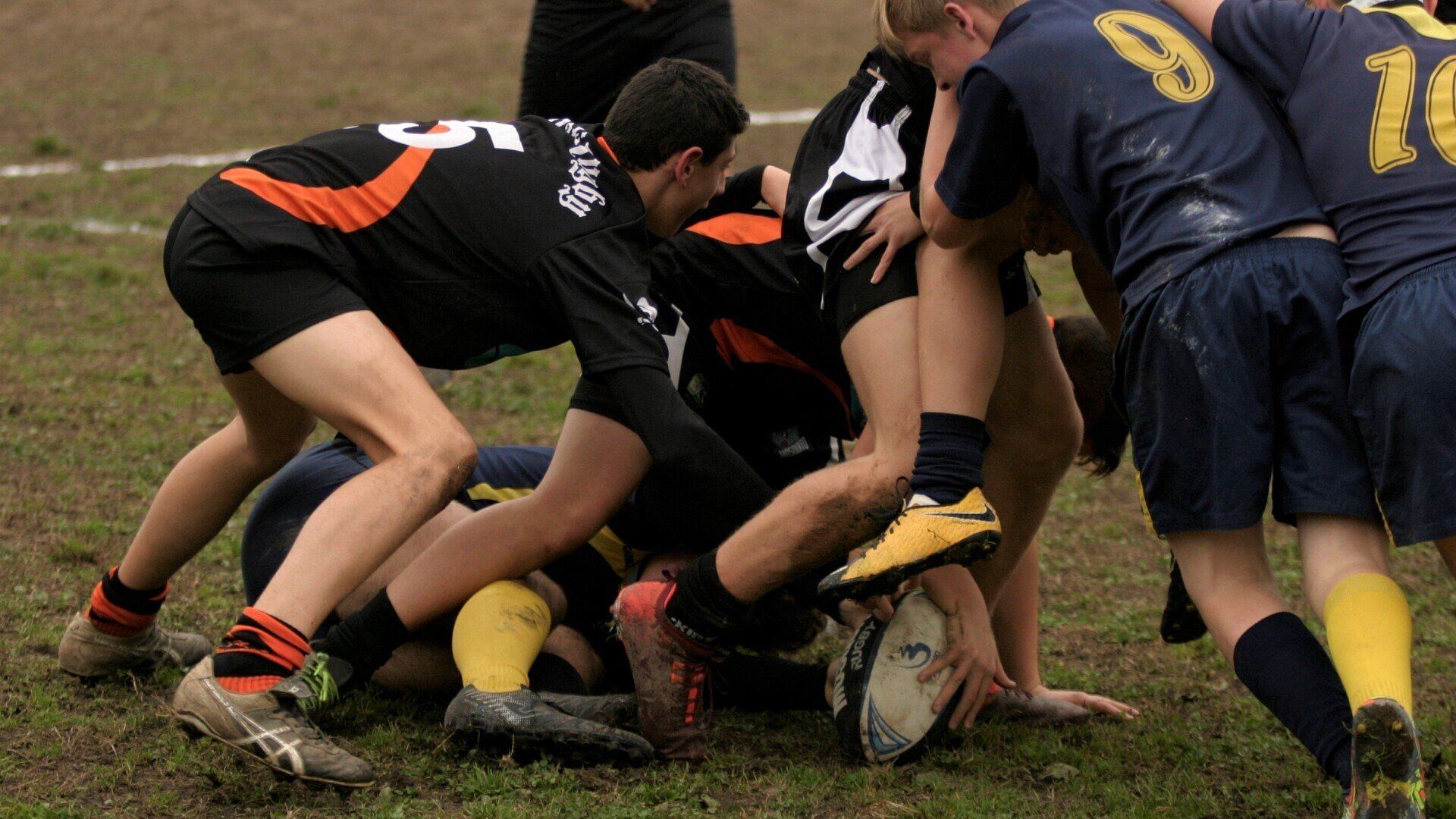 Un giocatore di rugby con il numero 5 sulla schiena