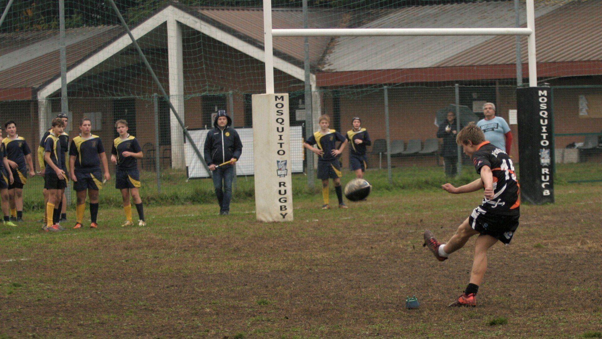 Un gruppo di persone sta giocando una partita di rugby su un campo.