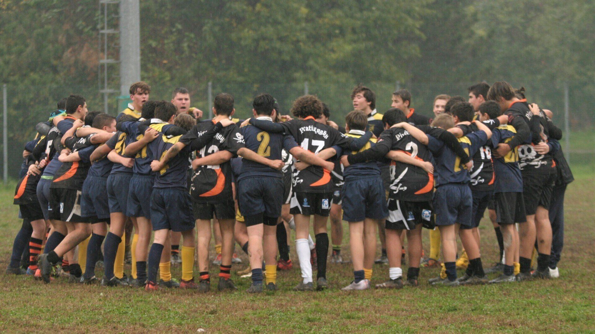 Un gruppo di giocatori di calcio sono ammassati insieme su un campo