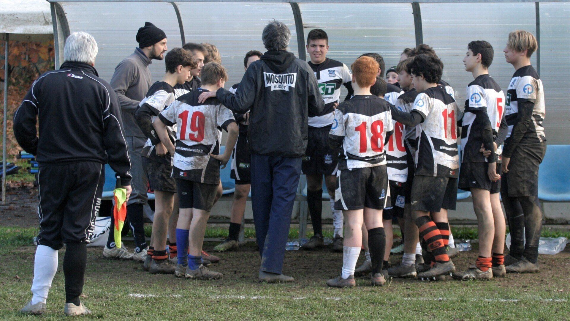 Un gruppo di giocatori di calcio sono ammassati insieme sul campo