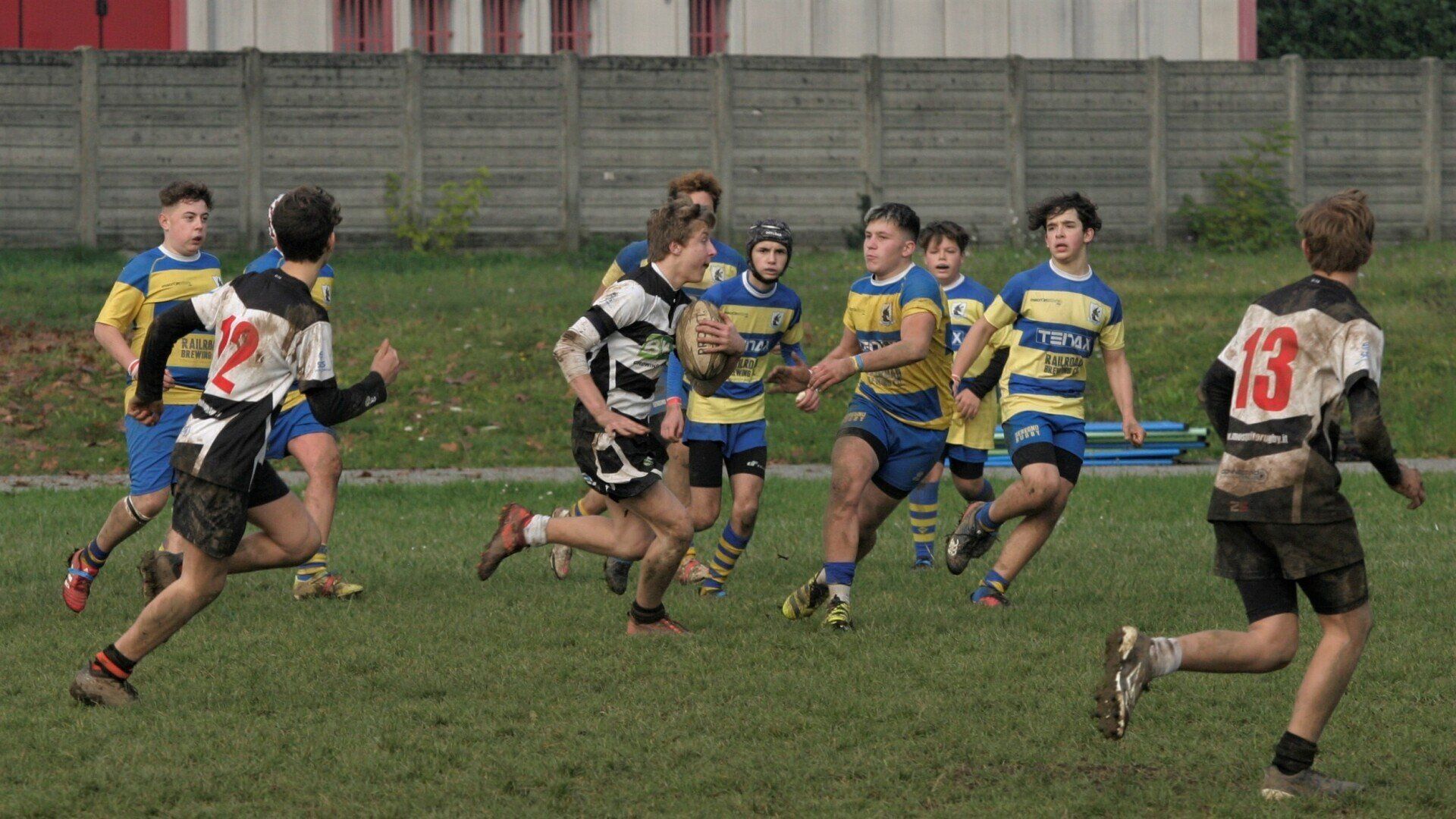 Un gruppo di giovani uomini sta giocando a rugby su un campo.