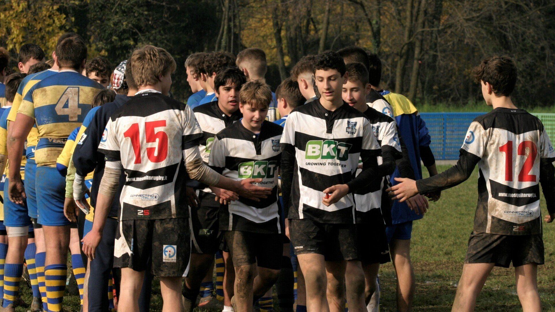 Un gruppo di ragazzi che indossano maglie con il numero 15
