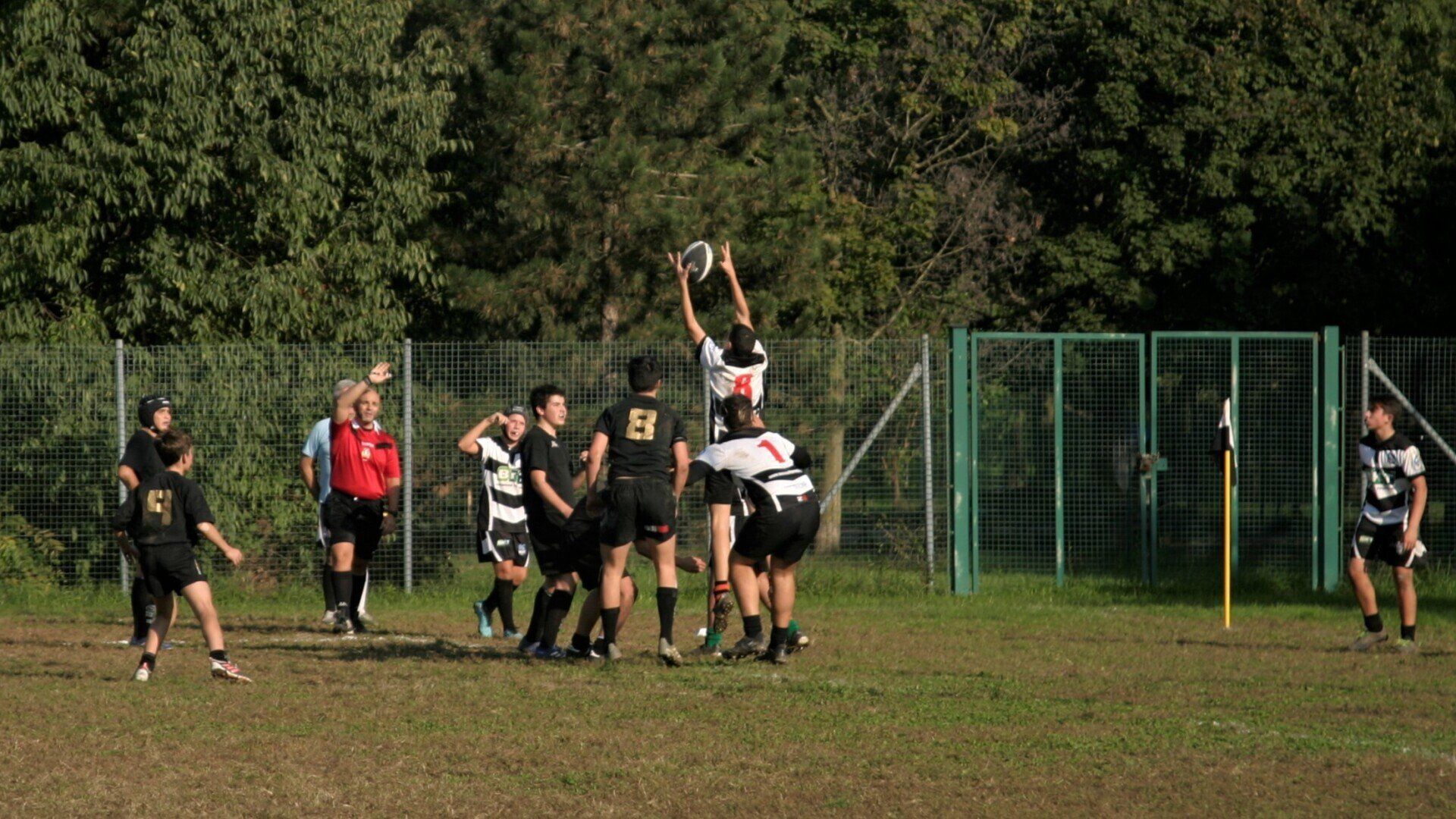 Un gruppo di persone sta giocando una partita di rugby su un campo.